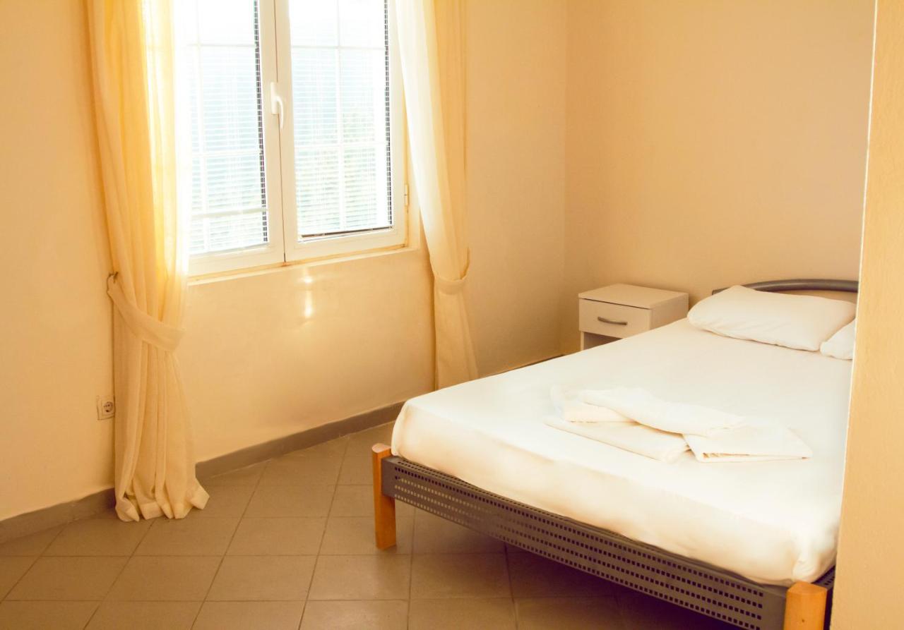 Hostel "KRALJICA SNEŽNA " Sutomore Kültér fotó